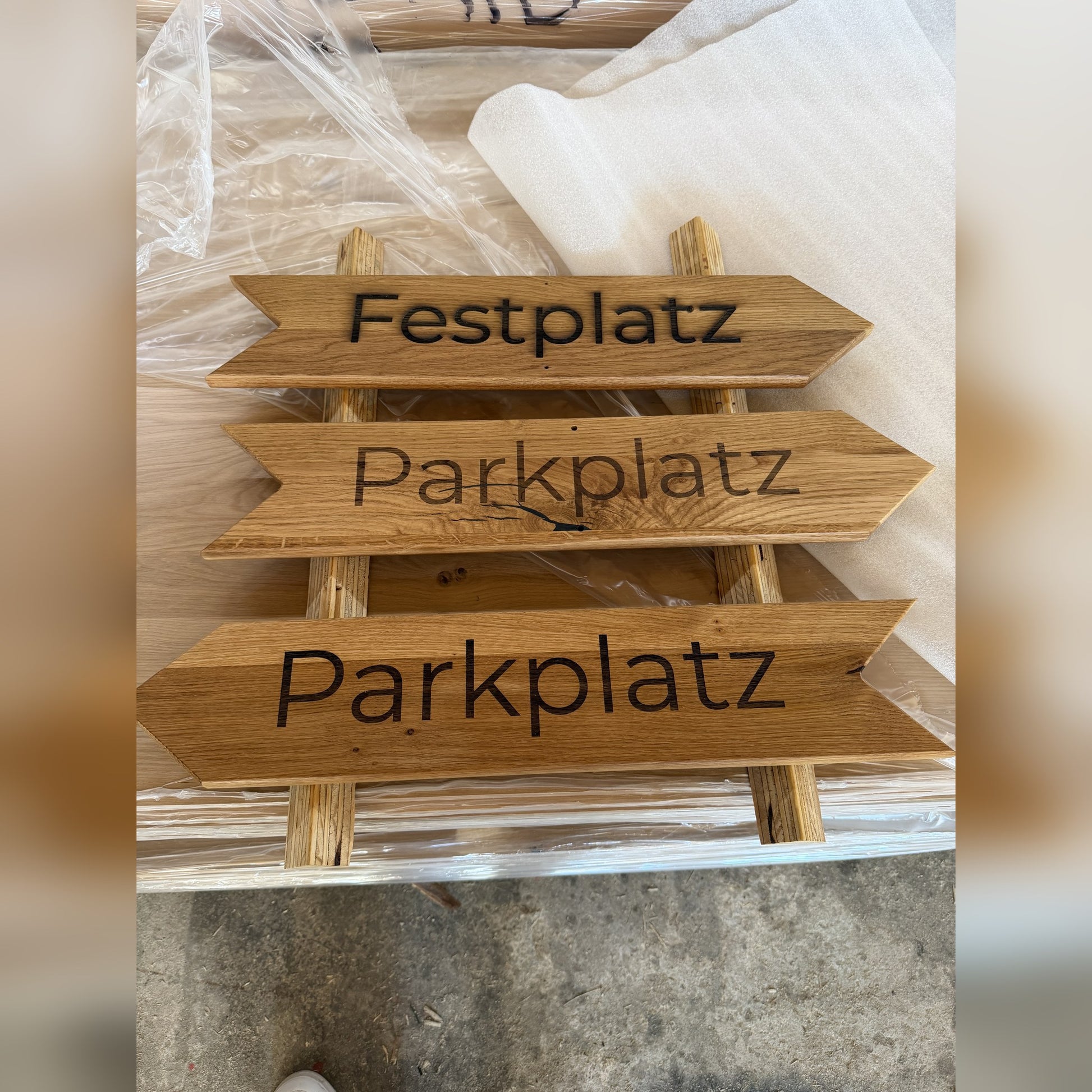 Drei Eichen-Wegweiser naturgeoelt, zwei mit Pfeil nach rechts und einer mit Pfeil nach links