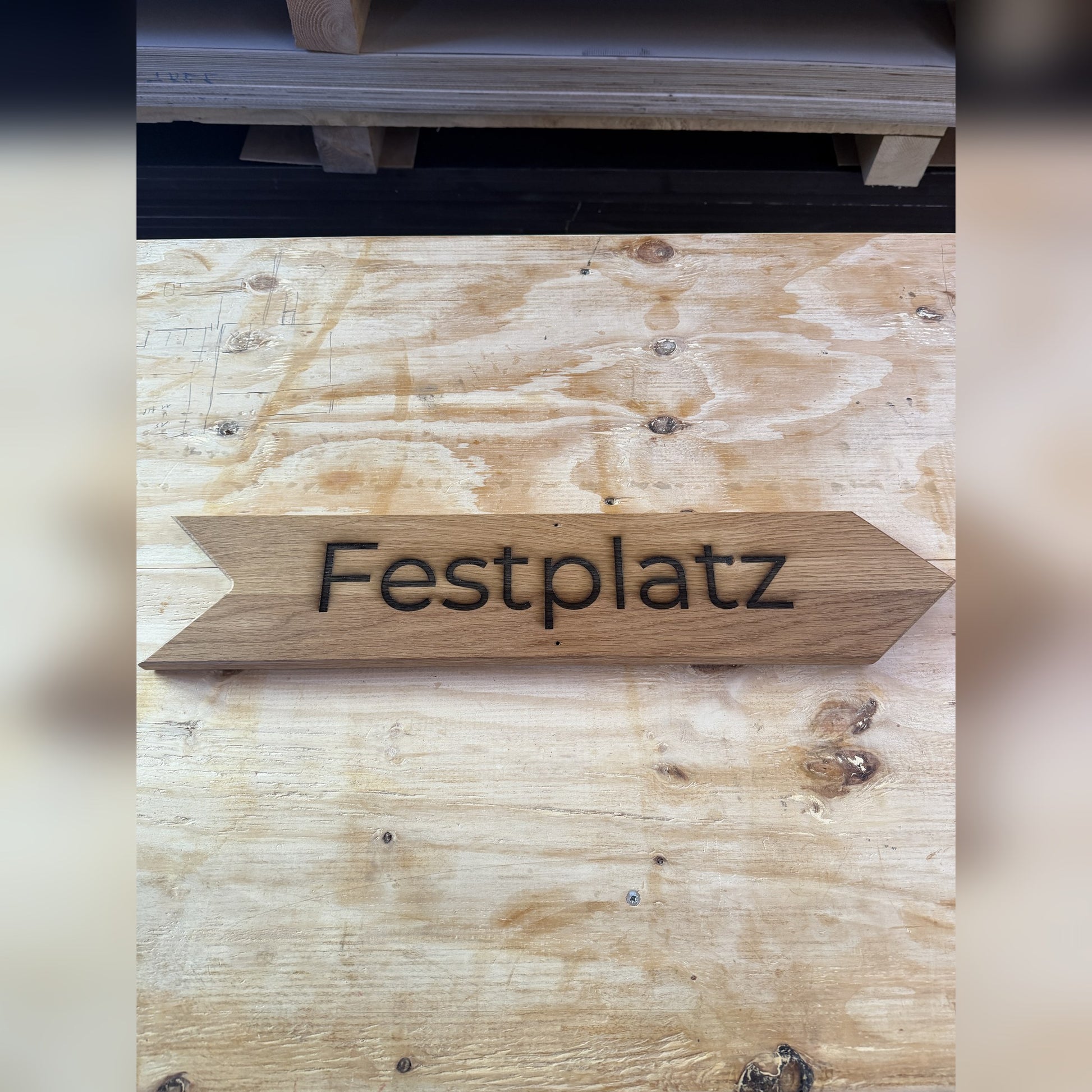 Einzelner Eichen-Wegweiser mit eingefraester Gravur Festplatz, naturgeoelt