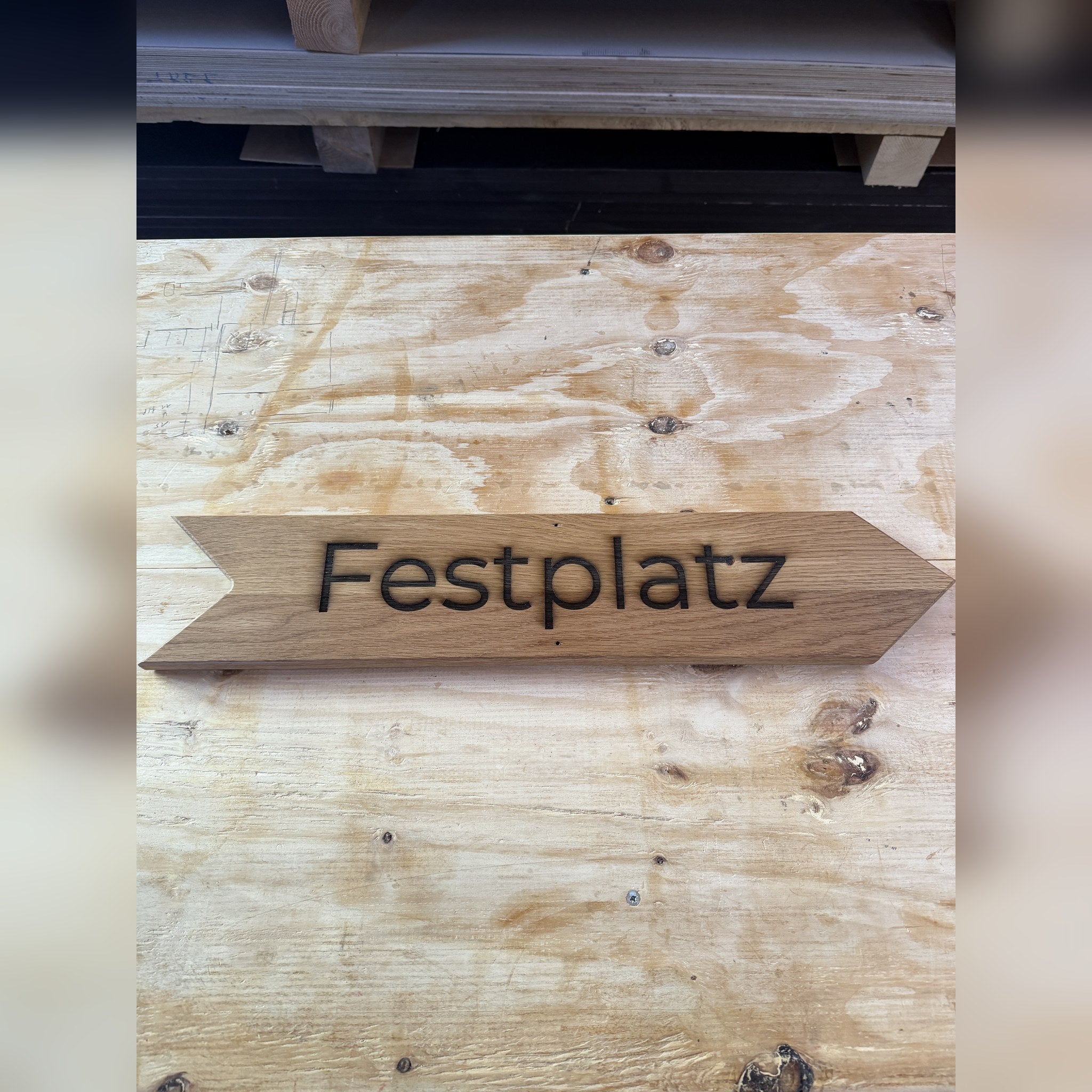 Einzelner Eichen-Wegweiser mit eingefraester Gravur Festplatz, naturgeoelt