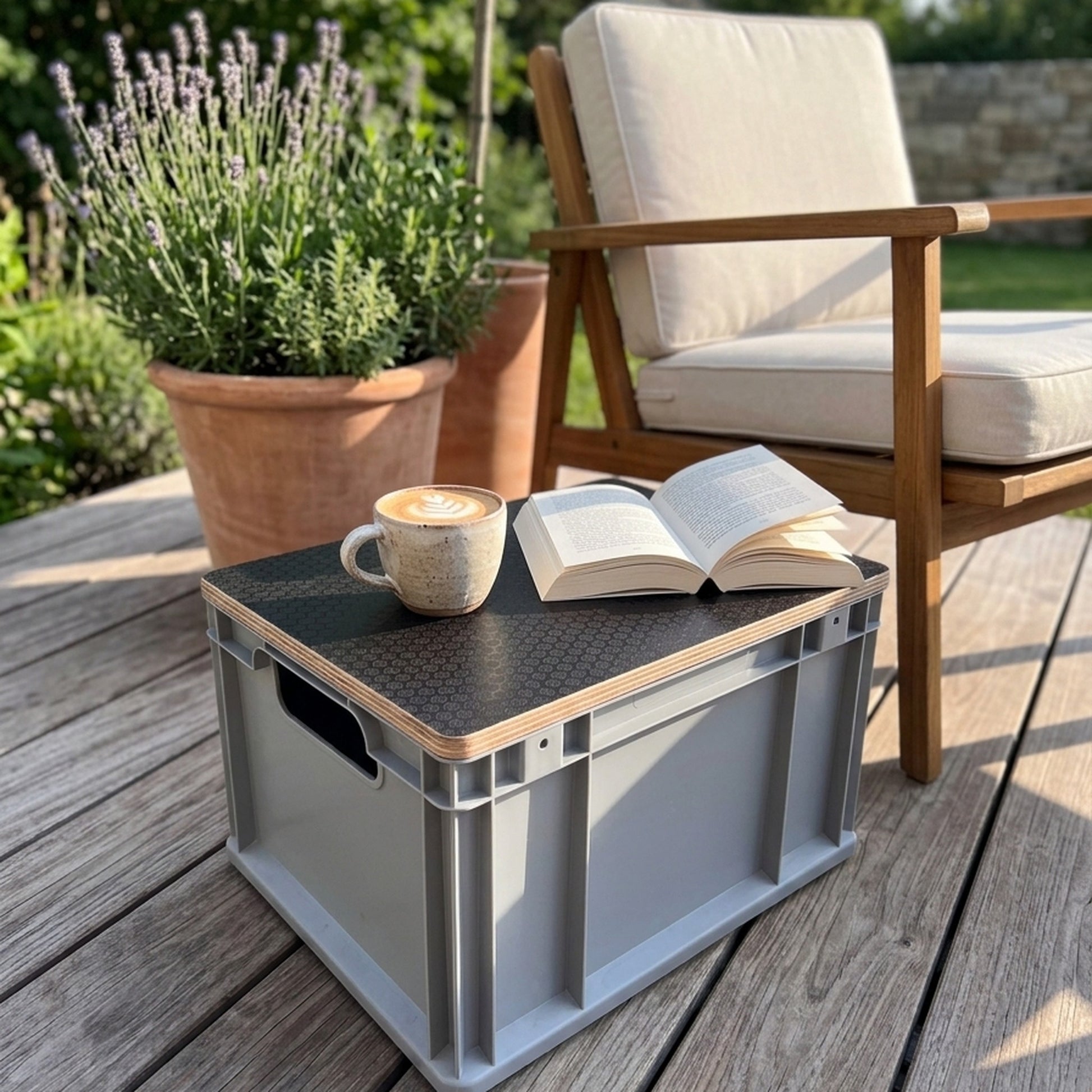 Eurobox-Deckel Hexagon als Beistelltisch auf der Terrasse