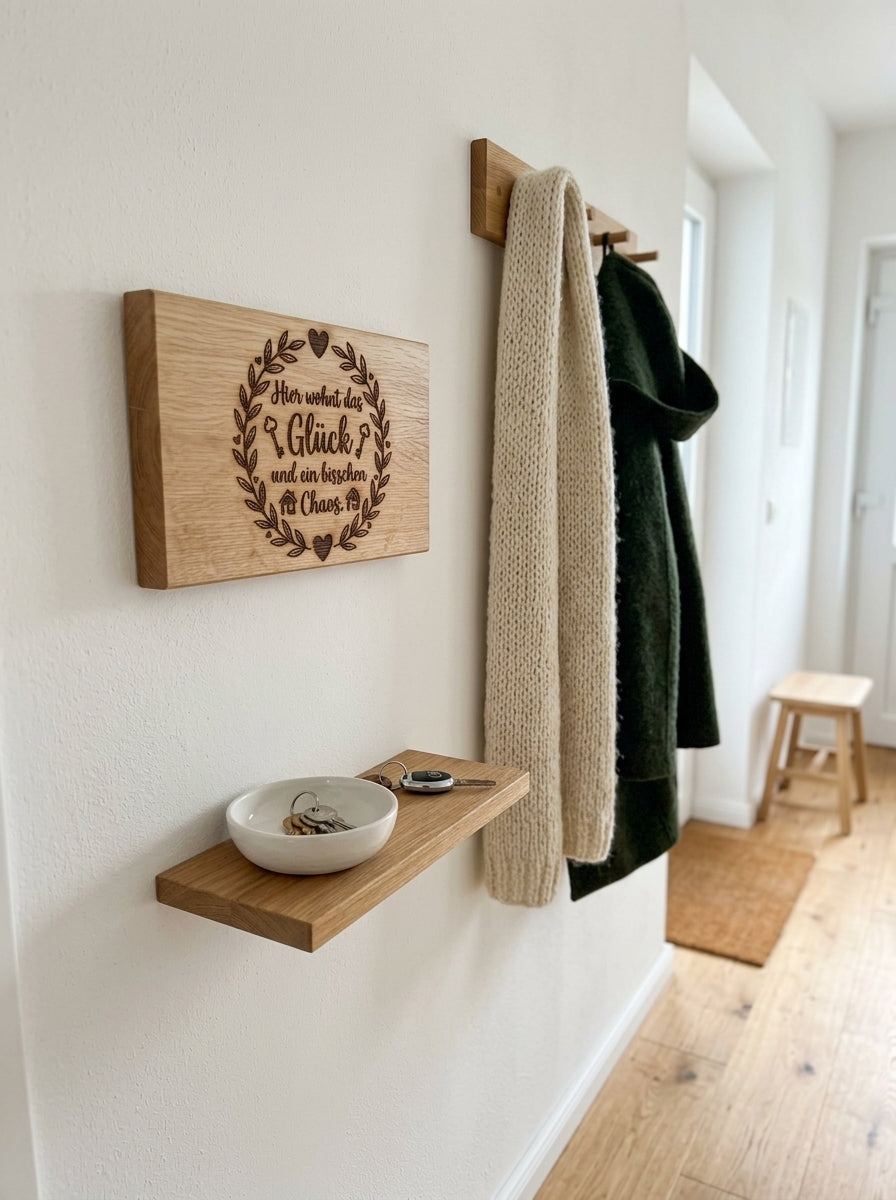 Holzschild Hier wohnt das Glück im Flur an der Garderobe
