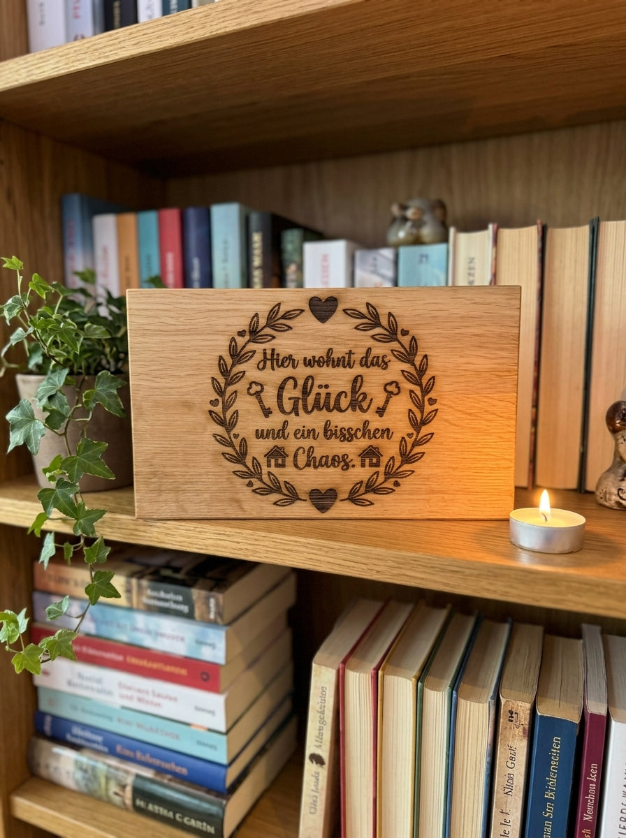 Holzschild Hier wohnt das Glück als Bücherregal-Deko mit Teelicht und Efeu