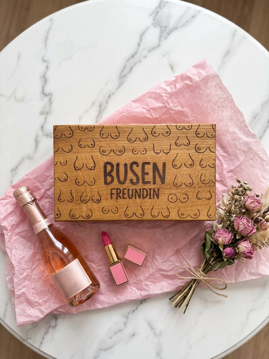 Flatlay mit Holzschild Busen Freundin, Rosé, Marmor und Lippenstift
